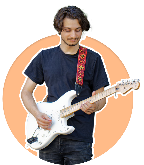 jeune homme qui joue de la guitare